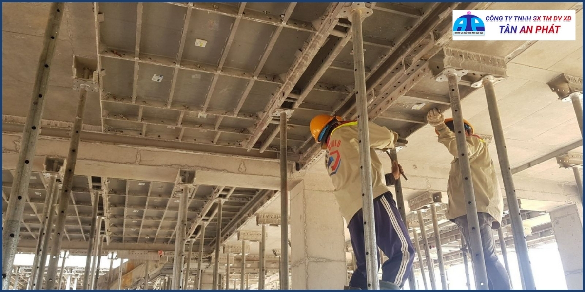 Cốp pha bị dính bê tông, khó tháo dỡ